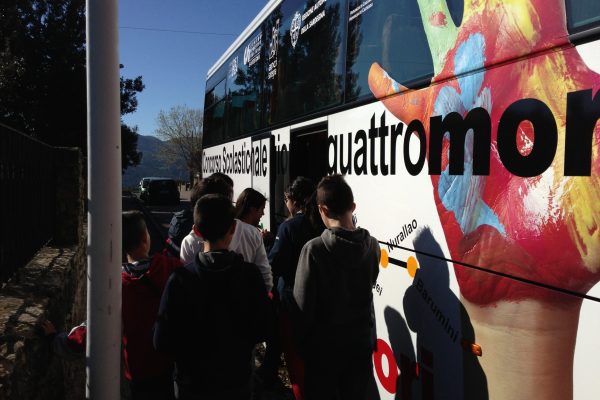 Tour Quattromori di OSIDEA - gli scolari salgono sul bus
