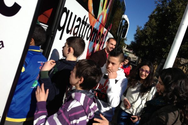 Tour Quattromori di OSIDEA - gli scolari salgono sul bus